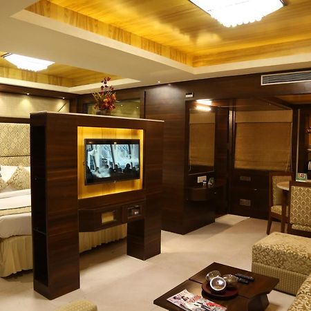 Golden Gate Hotel Indore Ngoại thất bức ảnh