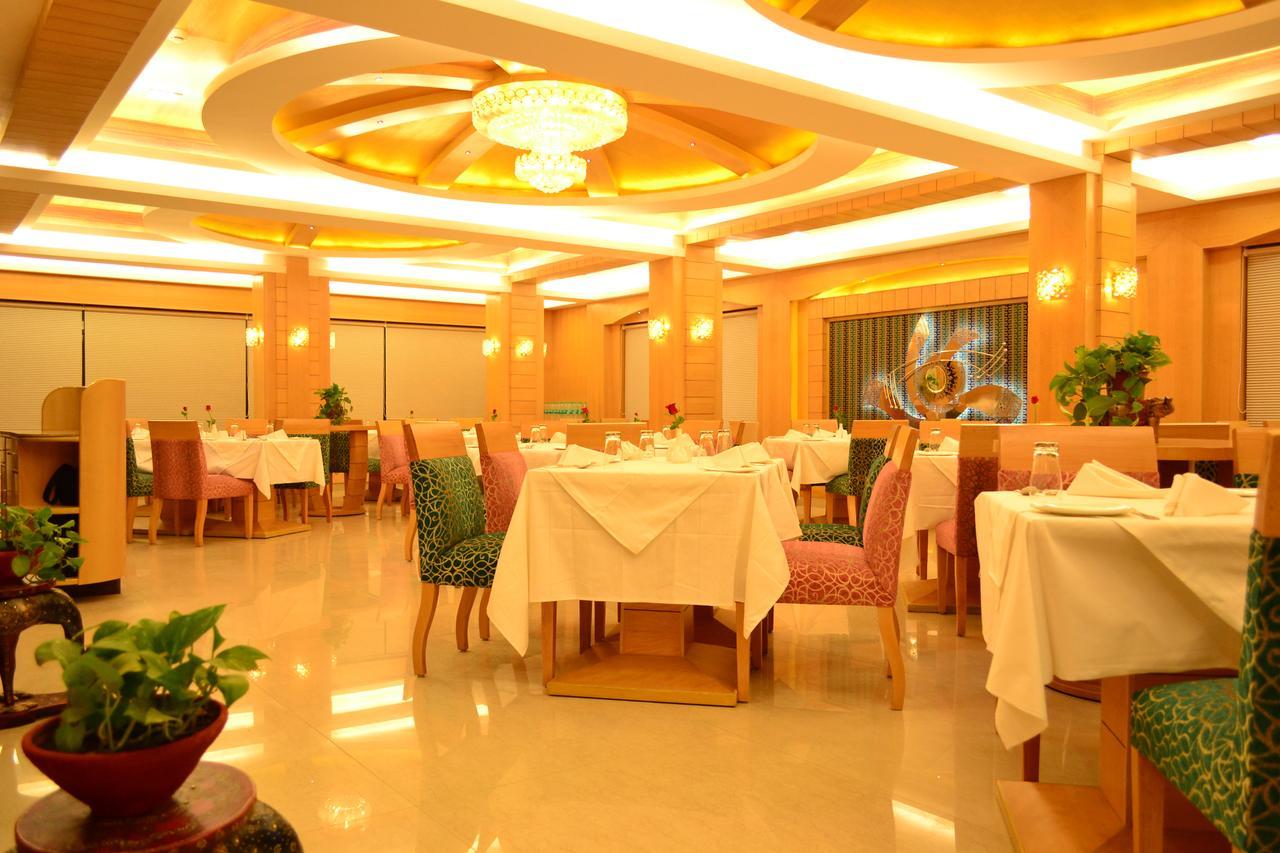 Golden Gate Hotel Indore Ngoại thất bức ảnh